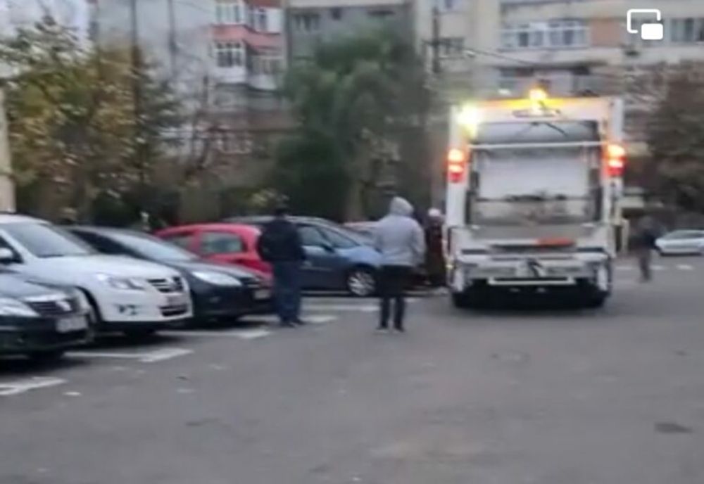 Autoturisme distruse de o maşină de gunoi, în Târgovişte