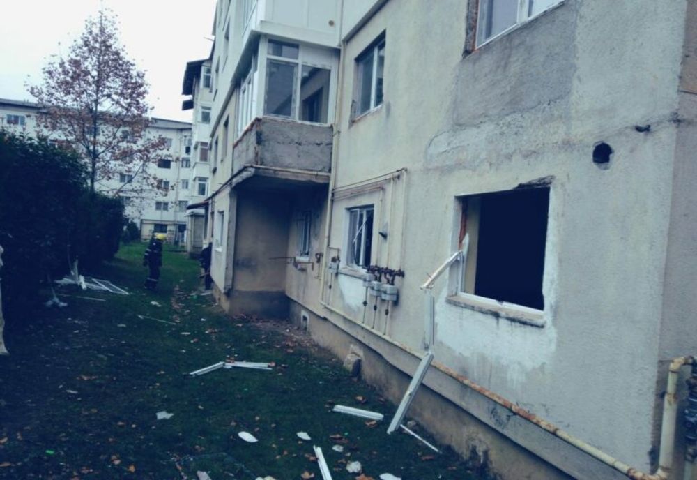 Dâmboviţa. Persoana rănită în explozia dintr-un bloc din Fieni a fost transportată la spital