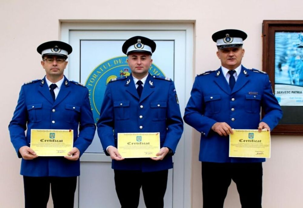 Jandarmi dâmbovițeni, distincții de serviciu pentru fapte deosebite! Au acordat sprijin victimelor unui accident rutier