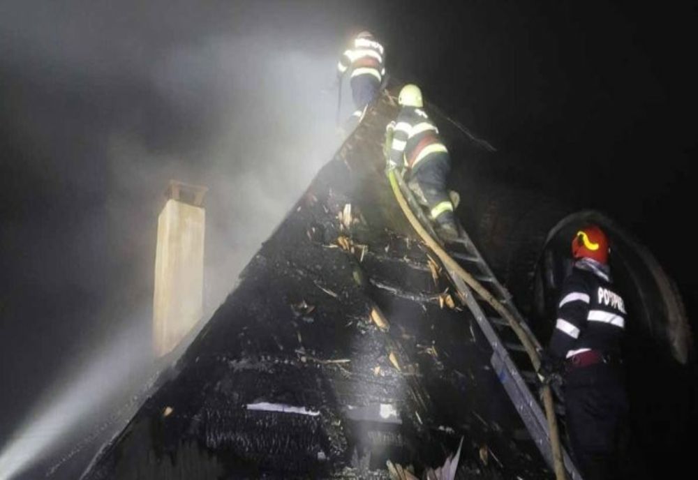 Dâmboviţa. Incendiu violent în satul Măgura. O construcţie nelocuită a luat foc