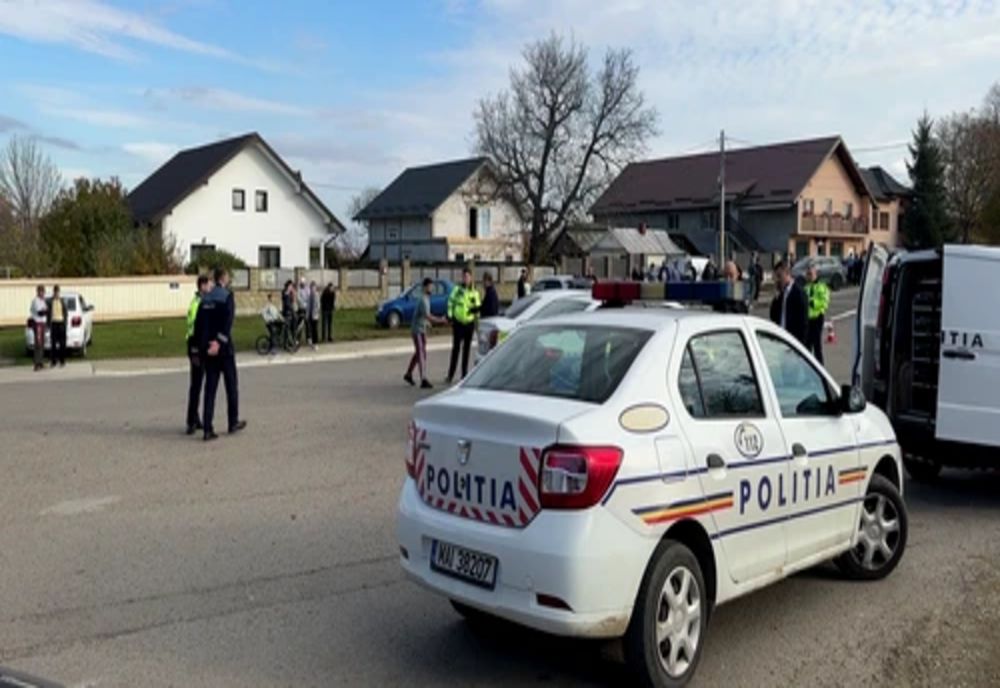 Focuri de armă în Dâmboviţa. Autospecială de poliţie, lovită de un şofer care nu a oprit la semnalul poliţiştilor