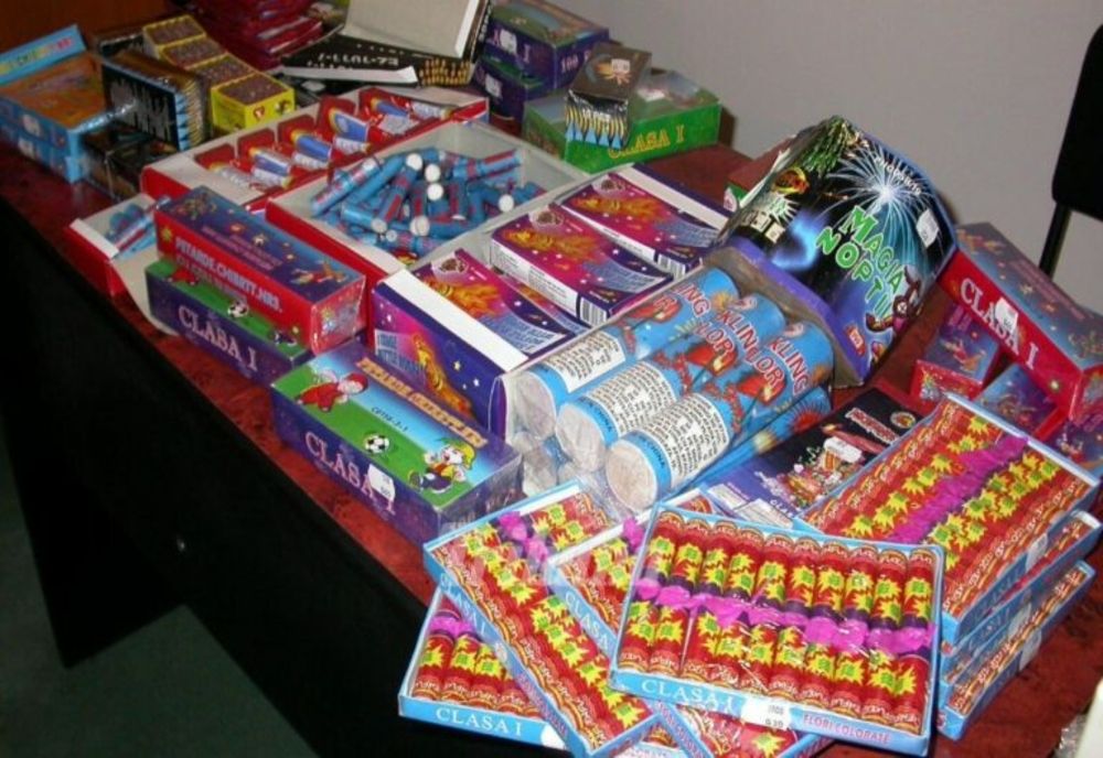 Peste 5000 de articole pirotehnice confiscate de poliţiştii dâmboviţeni în Ajunul Crăciunului