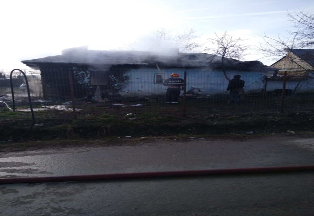 Tragedie într-o localitate din Dâmbovița: Un bebeluş a fost găsit decedat într-o locuință cuprinsă de flăcări