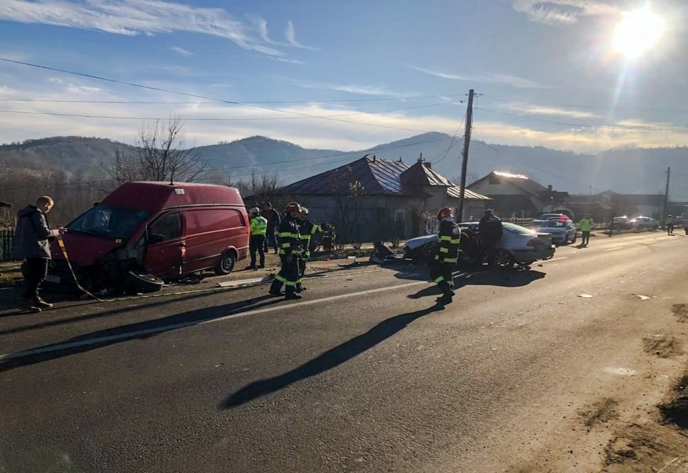 Dâmboviţa. Accident rutier pe DN 71, la Pucioasa. Trei persoane au fost rănite