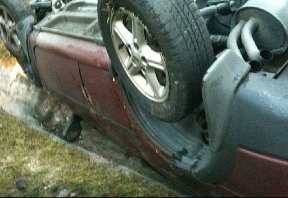 Dâmboviţa. Maşină răsturnată în afara părţii carosabile. Două persoane au fost rănite uşor