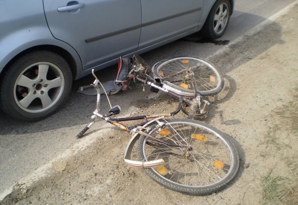 Dâmboviţa. Biciclist beat, rănit după ce a intrat într-o mașină
