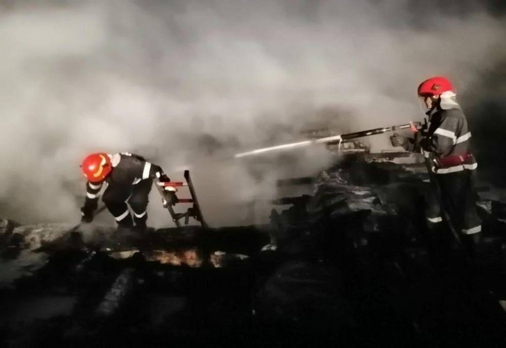 Incendiu la o anexă gospodărească, la Fieni! S-a acționat cu 3 autospeciale de stingere