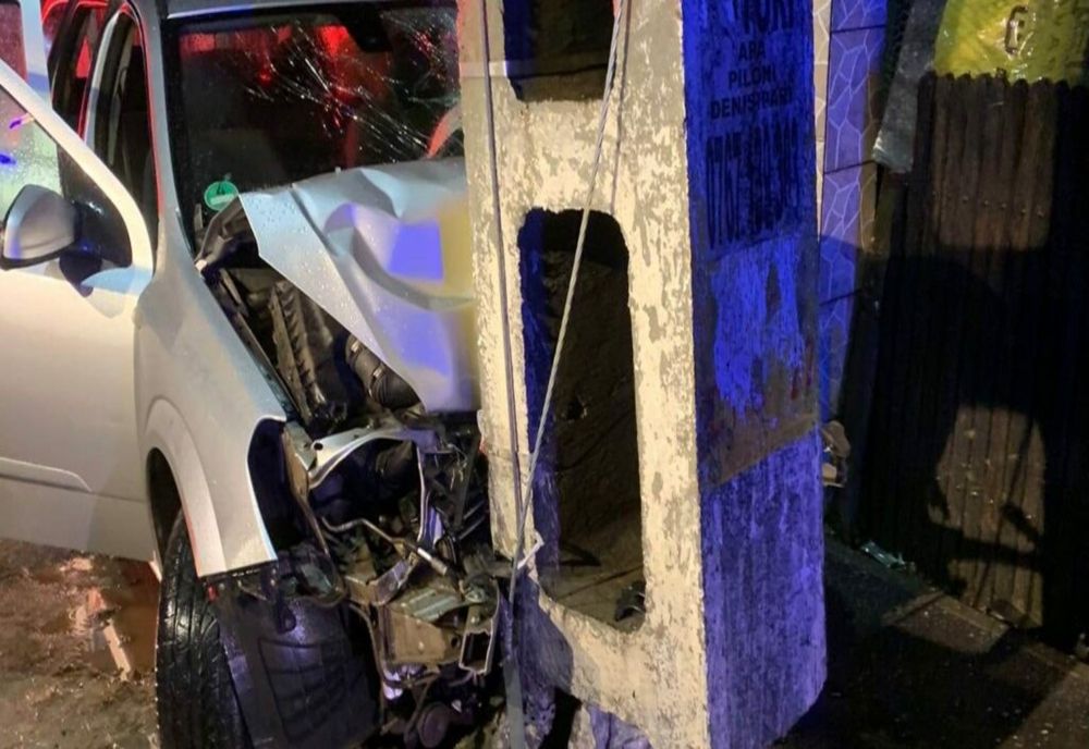 Dâmbovița. Două persoane au scăpat cu viață după ce s-au oprit cu mașina într-un stâlp de electricitate