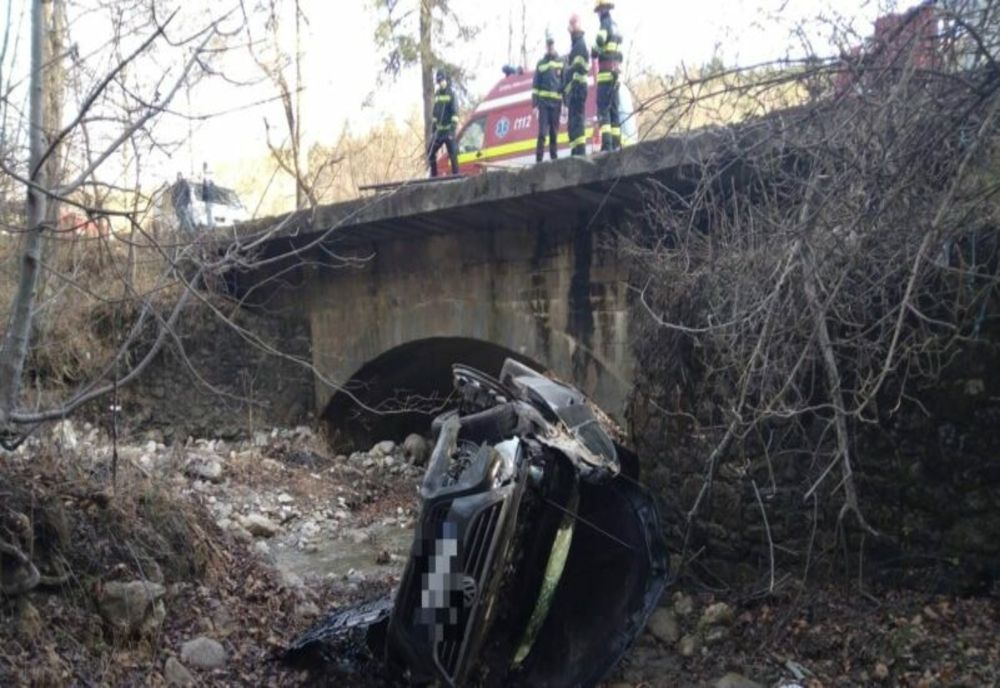 Dâmbovița. Accident grav, cu trei victime, după ce o mașină s-a răsturnat