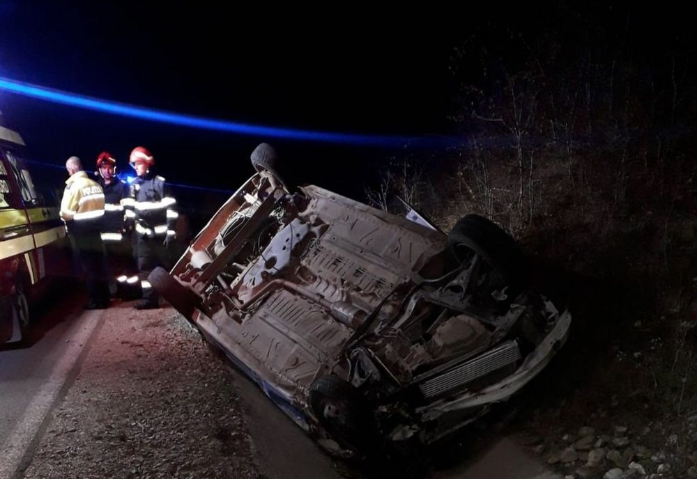 Dâmbovița. Accident grav pe DJ 711, la Corbii Mari.  O mașină s-a răsturnat, iar o persoană a fost transportată de urgență la spital