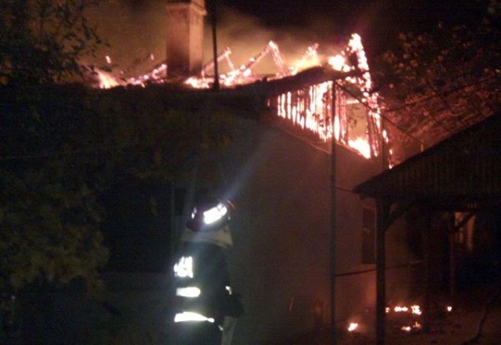Dâmboviţa. Casă mistuită de flăcări noaptea trecută