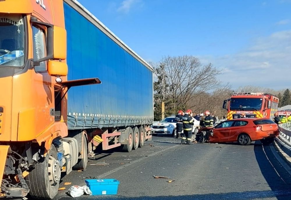 Dâmbovița. Ciocnire violentă între un TIR și un autoturism, în Găeşti ! O persoană a fost rănită