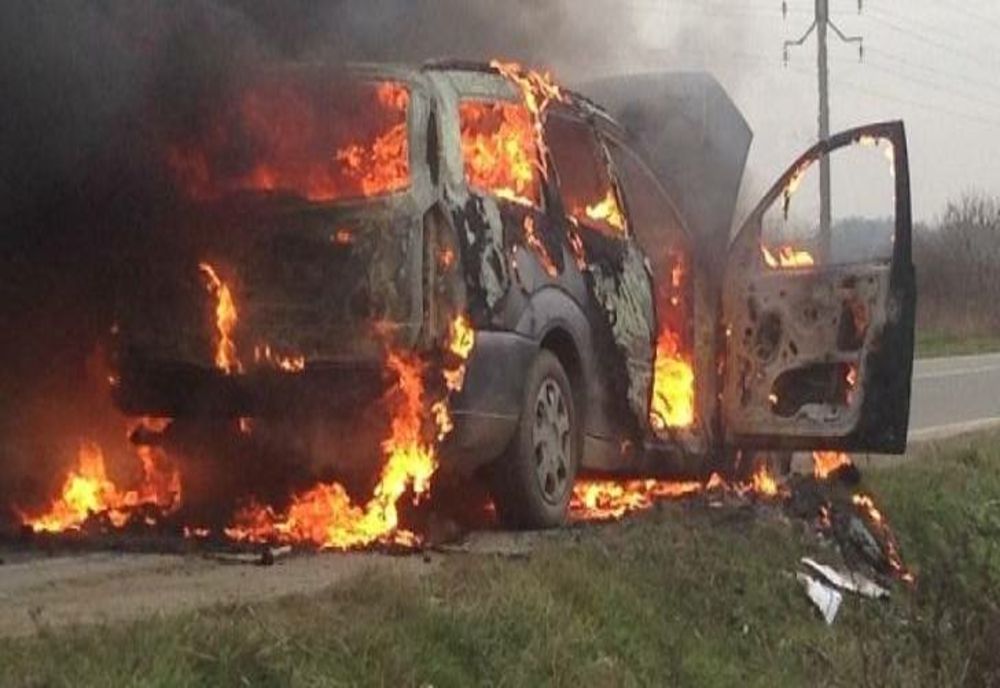 Mașină parcată, cuprinsă de flăcări în Dâmbovița!