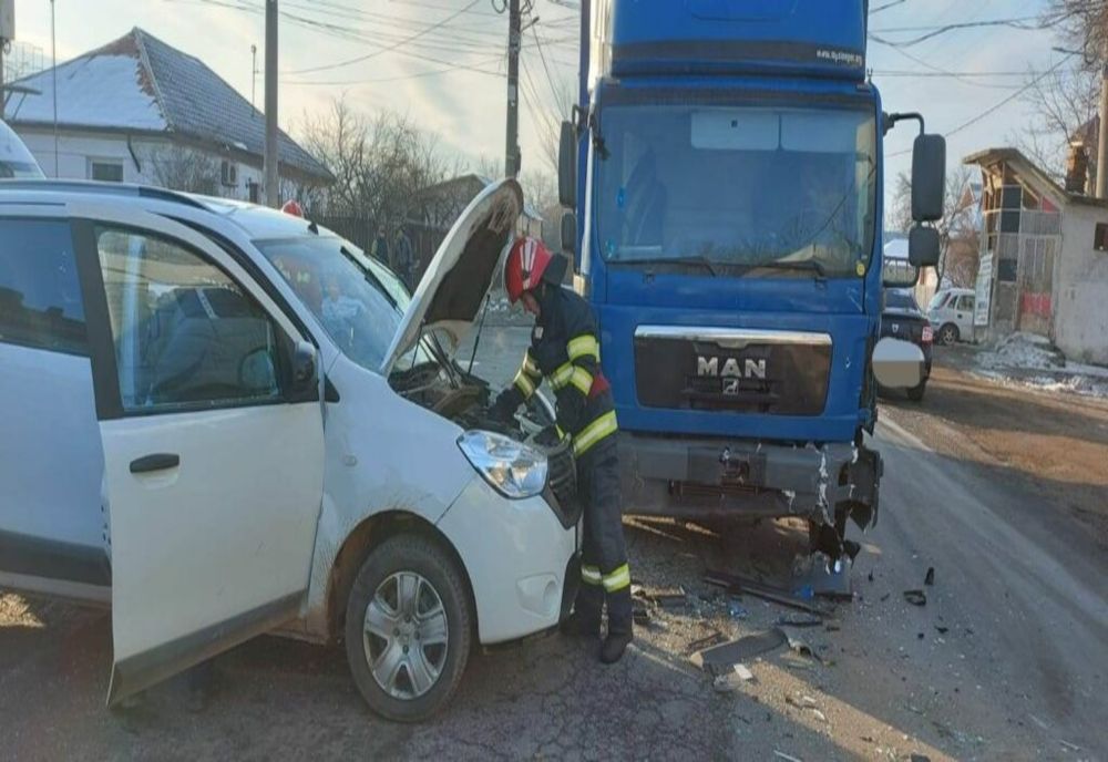 Dâmboviţa. Accident grav pe DN1A, la Butimanu. Şoferiță transportată de urgență la spital după ce a intrat într-o autoutilitară