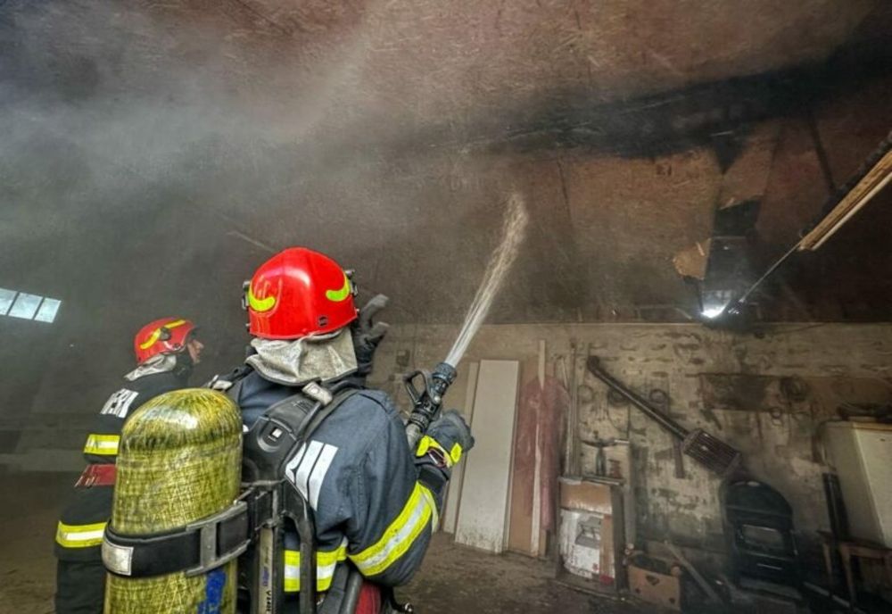 Incendiu la o anexă gospodărească din Târgoviște.S-a intervenit cu 3 autospeciale de stingere