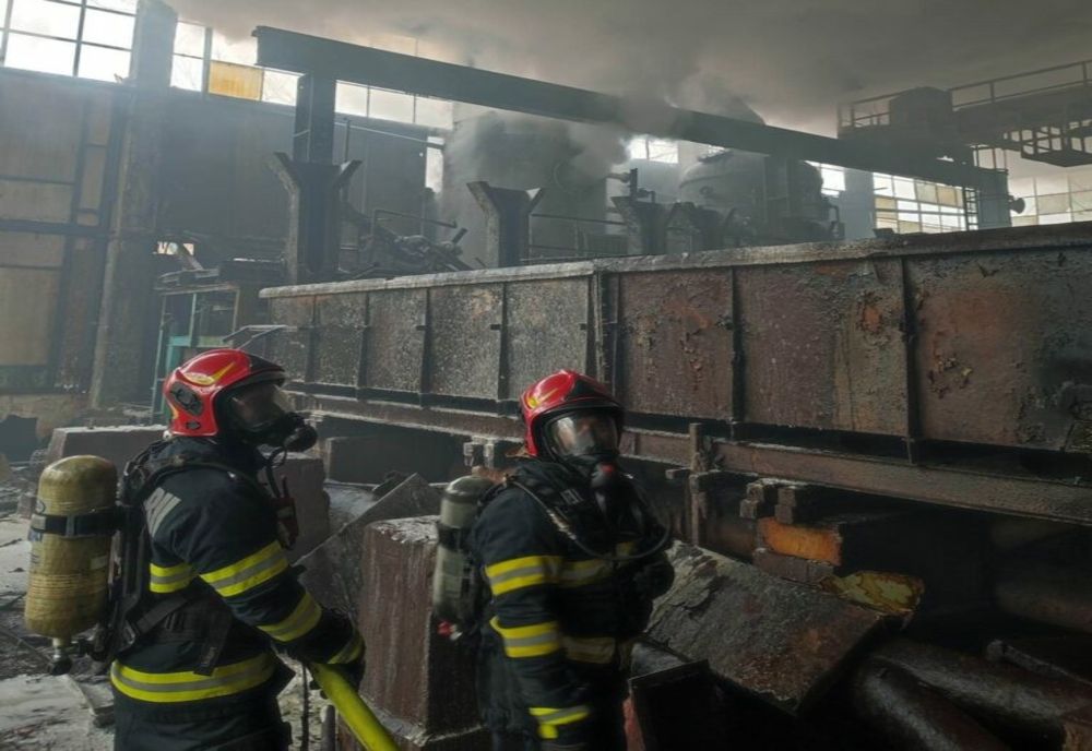 Incendiu violent la un operator economic din Târgoviște! Se intervine cu 3 autospeciale de stingere, o autospecială de descarcerare și o autospecială de intervenție si salvare la înălțime