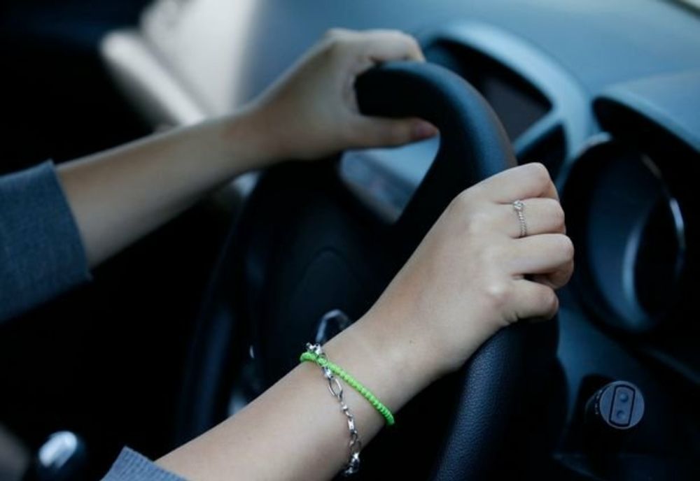 Adolescentă de 19 ani, prinsă la volan fără permis de conducere