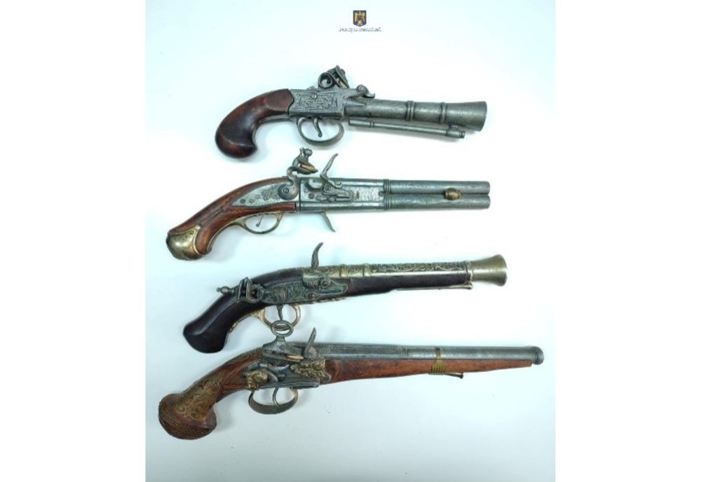 Dâmboviţa. Au fost găsite pistoalele de colecție pe care doi dâmbovițeni le postase pe internet! Cine achiziționase armele deținute ilegal