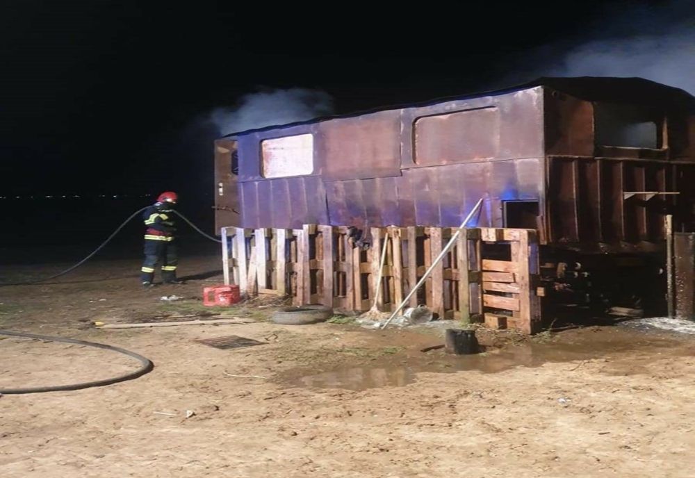 Dâmboviţa. Stână dezafectată, distrusă de flăcări, noaptea trecută