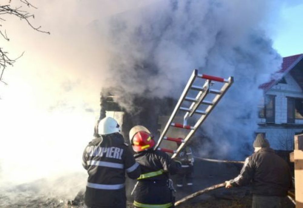 Dâmboviţa. Incendiu violent în Târgoviste, în noaptea de duminică spre luni! O persoană a fost rănită