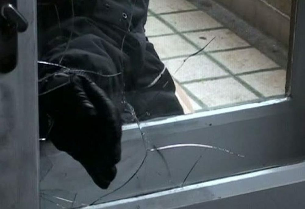 Dâmboviţa. Locuinţă spartă de un bărbat care a furat mai multe bunuri și scule electrice