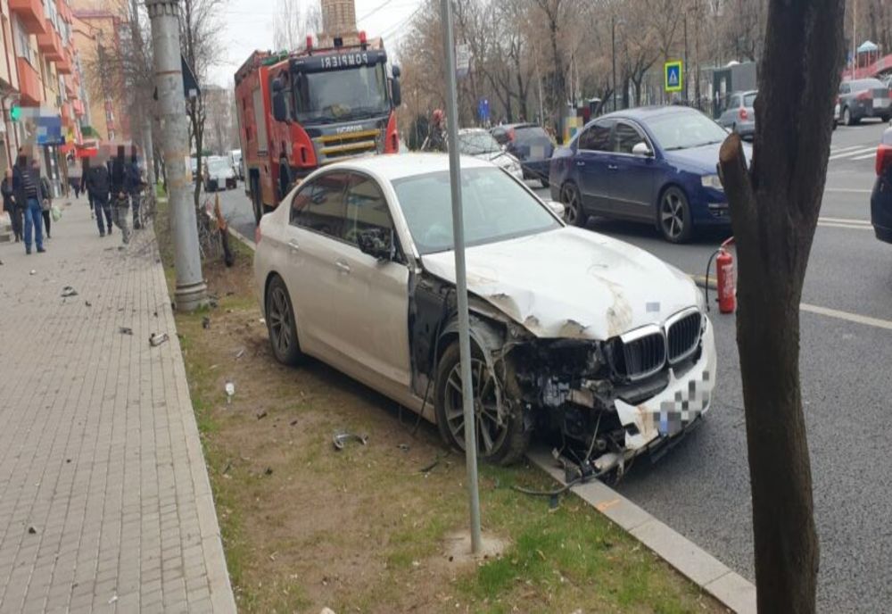 Coliziune între două autoturisme, la Târgovişte. O persoană a fost rănită