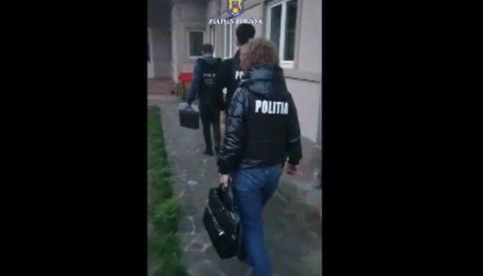Trei tineri din Dâmbovița reținuți de polițiștii prahoveni într-un dosar de furt