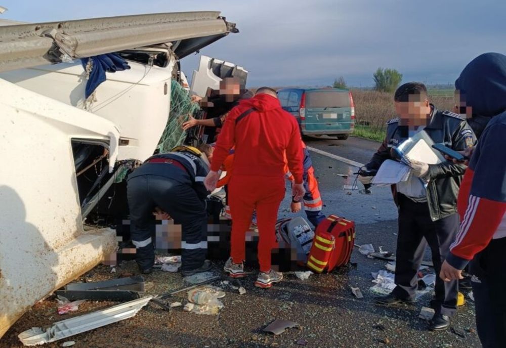 Şoferul autobasculantei încărcate cu pietriș care s-a răsturnat pe Autostrada A1 a decedat . Victima nu a răspuns manevrelor de resuscitare