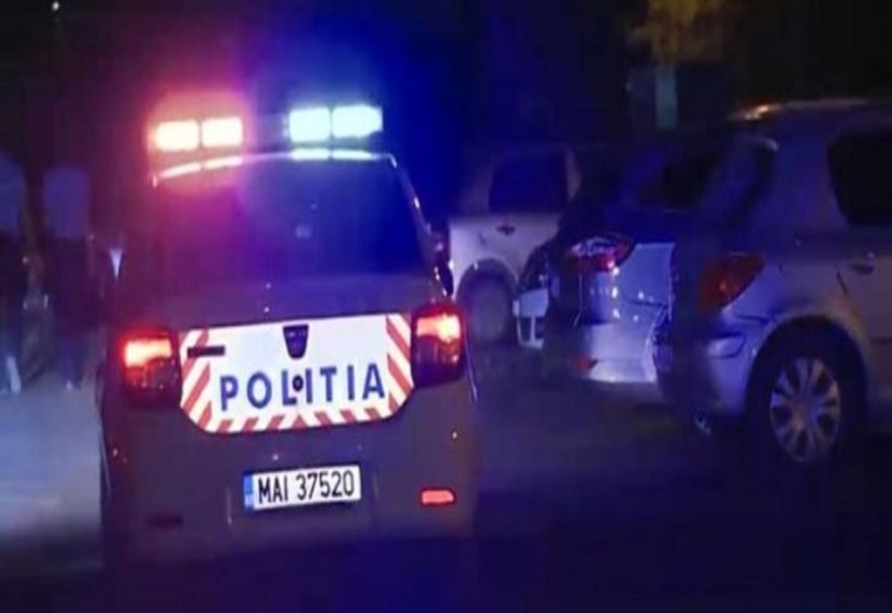 Dâmboviţa. Un adolescent a fugit de poliție și s-a oprit cu mașina într-un gard. Nu deţinea permis de conducere