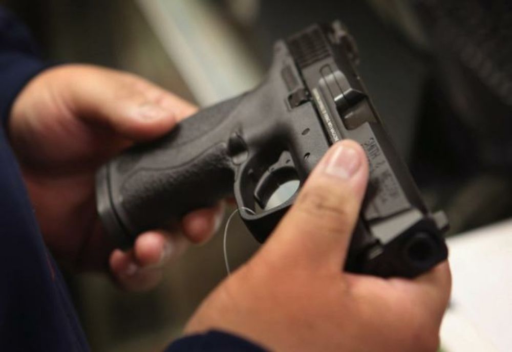 Dâmbovița: Armă neletală găsită în locuința unui tânăr din Morteni 