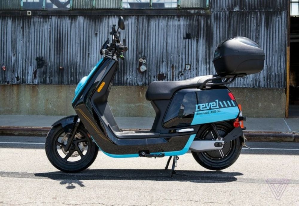 Tânăr beat și fără permis, la plimbare cu un moped pe un drum din Dâmbovița