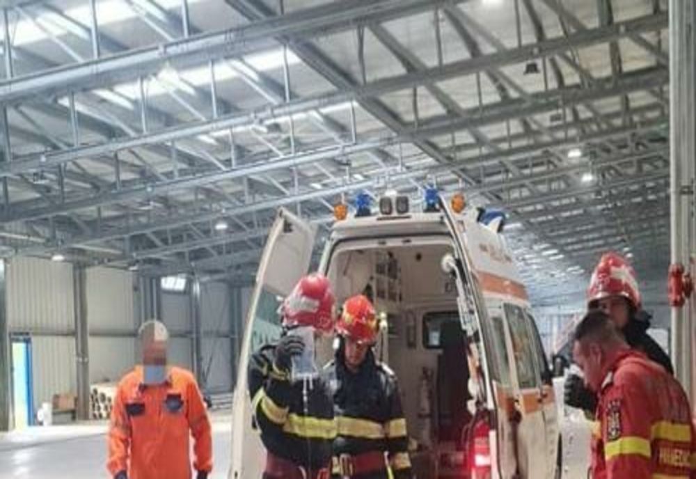 Dâmboviţa. Accident teribil de muncă. O persoană a fost prinsă într-o presă hidraulică