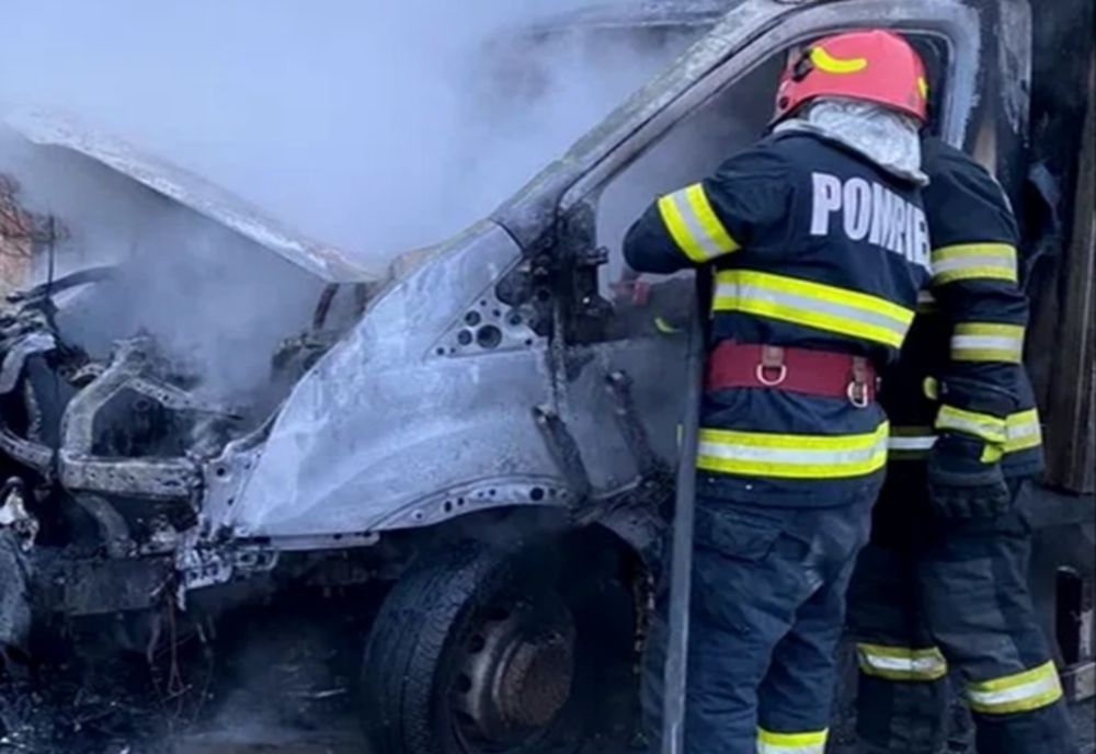 Autoutilitară cuprinsă de flăcări, în Dâmbovița!
