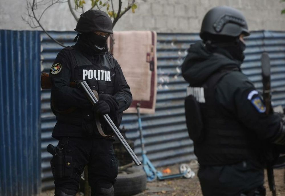 Percheziţii la persoane bănuite de înşelăciune, fals în înscrisuri sub semnătură privată, uz de fals şi fals în declaraţii