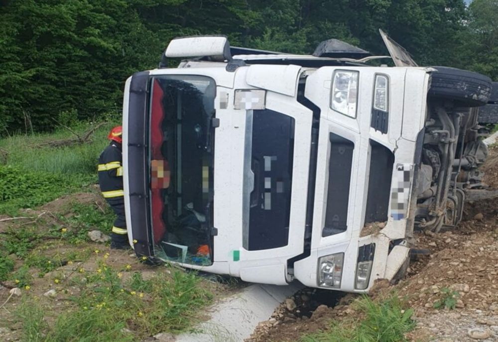 TIR răsturnat în Dâmbovița!O persoană este evaluată medical