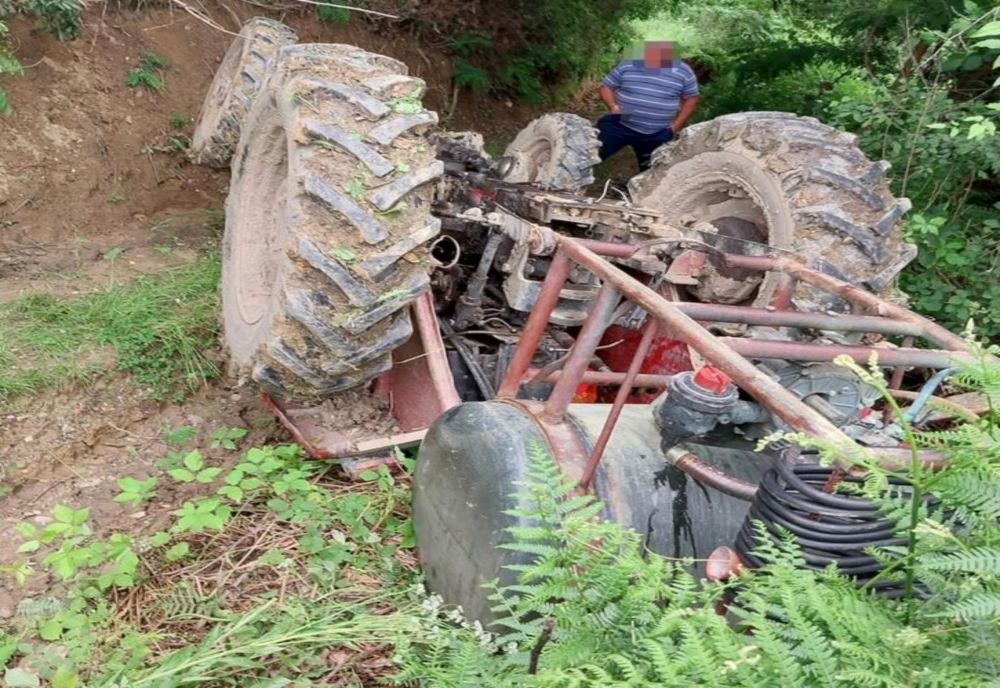 Dâmboviţa. La un pas de moarte după ce s-a răsturnat cu tractorul şi a rămas prins sub el