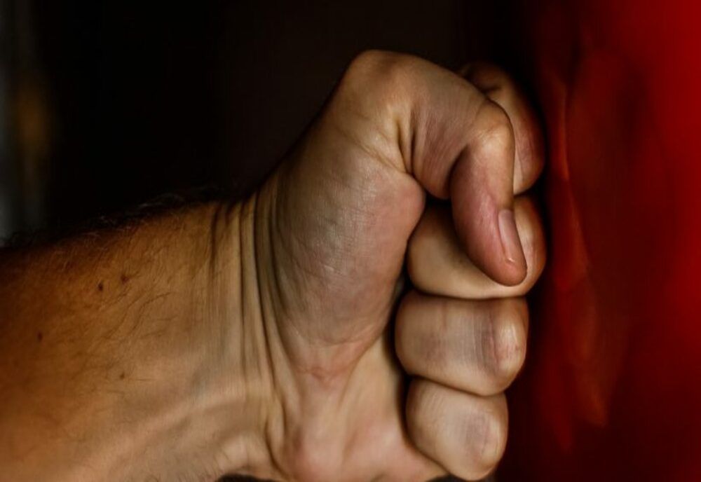 Bătaie la vot, în Dâmbovița. Un candidat la funcția de primar, implicat în conflict