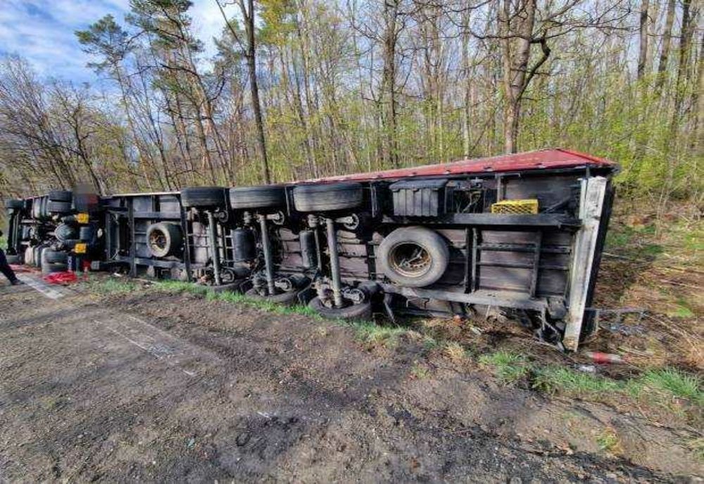 Dâmbovița. TIR răsturnat pe DJ 701, la Cornăţelu.  Șoferul de 32 de ani, transportat de urgență la spital