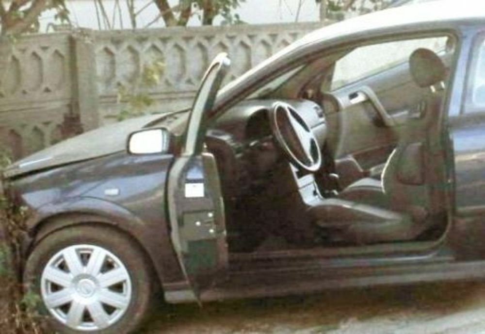 Dâmboviţa. Tânăr reținut după ce s-a urcat la volan fără permis, a lovit două mașini și s-a înfipt cu mașina în gard