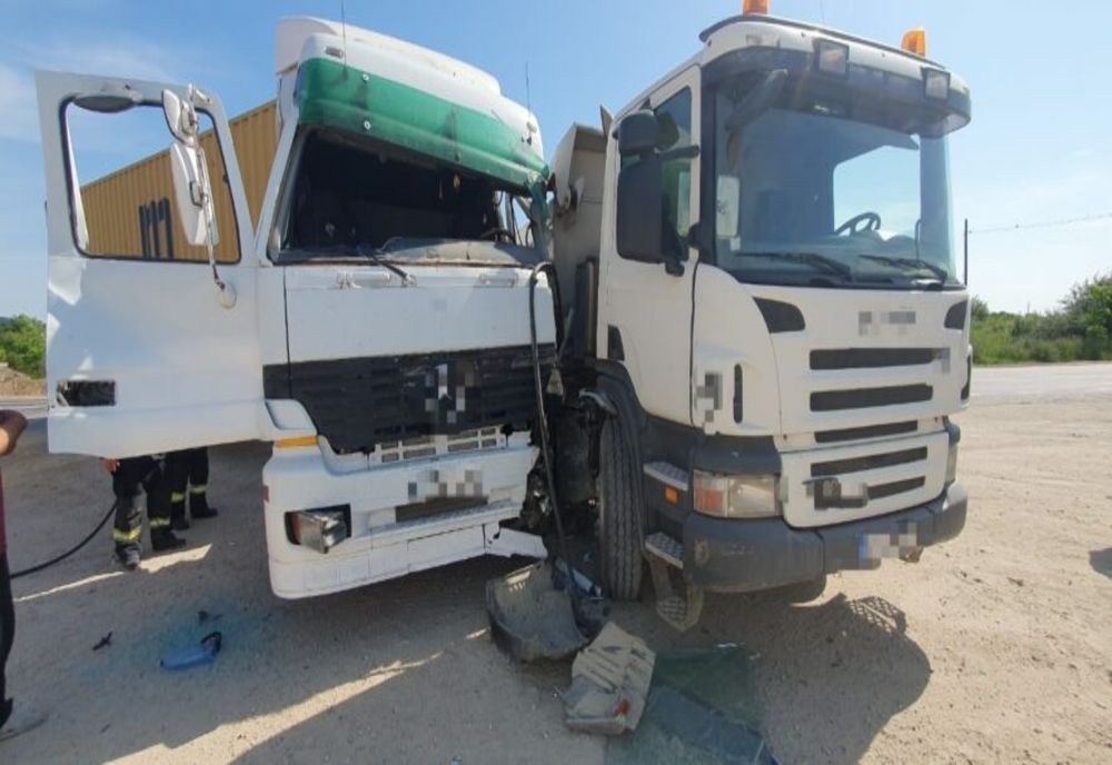 Dâmboviţa. Coliziune puternică între două TIR-uri. Au rezultat pagube materiale însemnate după impact