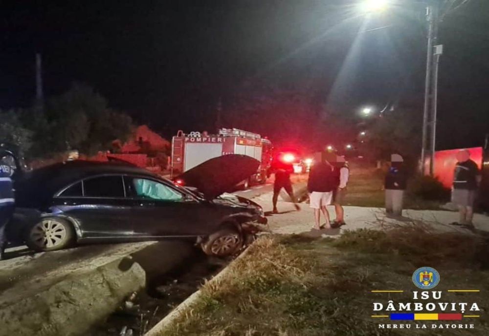 Autoturism rămas suspendat peste șanțul colector, pe un drum din Dâmbovița