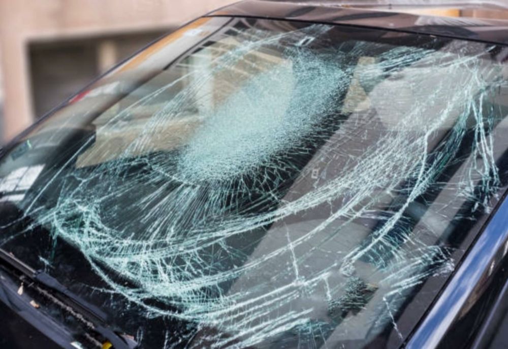 Bătaie cu bâte și pietre, într-o comună din Dâmbovița, din cauza unei mașini parcate