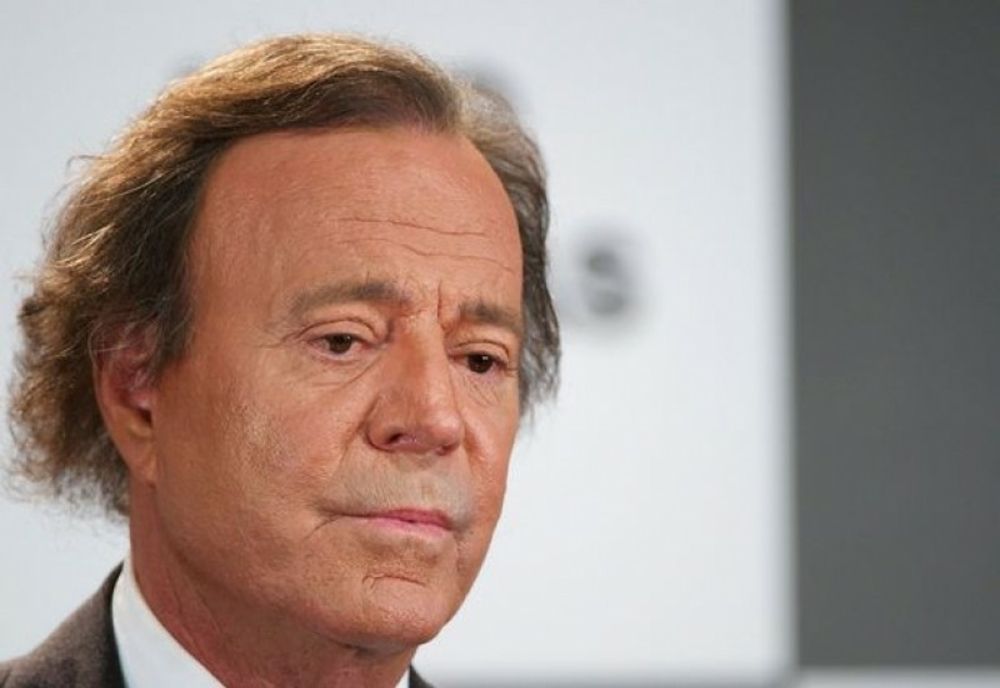 Julio Iglesias contestă acuzațiile de agresiune sexuală și cere clasarea plângerii în justiția spaniolă