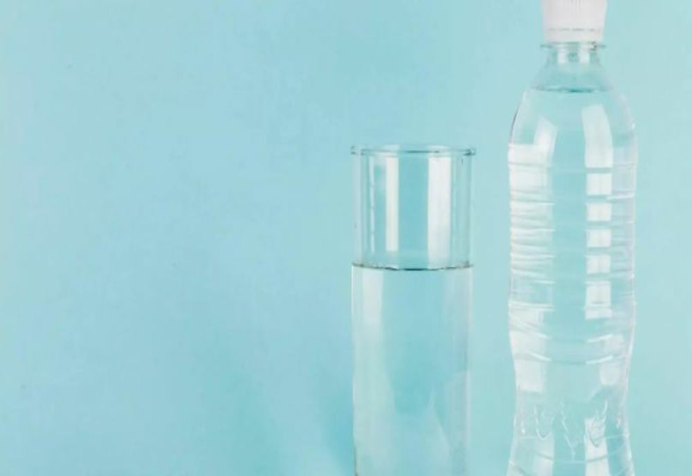 Apa îmbuteliată, un adevărat pericol pentru sănătate - Dezvăluiri îngrijorătoare scoase la iveală de un studiu recent