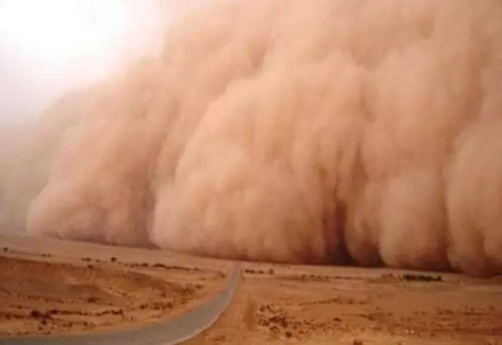 UN VAL DE PRAF TRAVERSEAZĂ ROMÂNIA