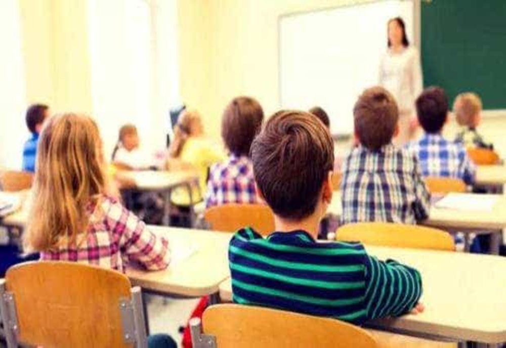 MINISTERUL EDUCAŢIEI: SEMNAREA CONTRACTULUI EDUCAŢIONAL NU AFECTEAZĂ EXERCITAREA DREPTURILOR PĂRINTEŞTI