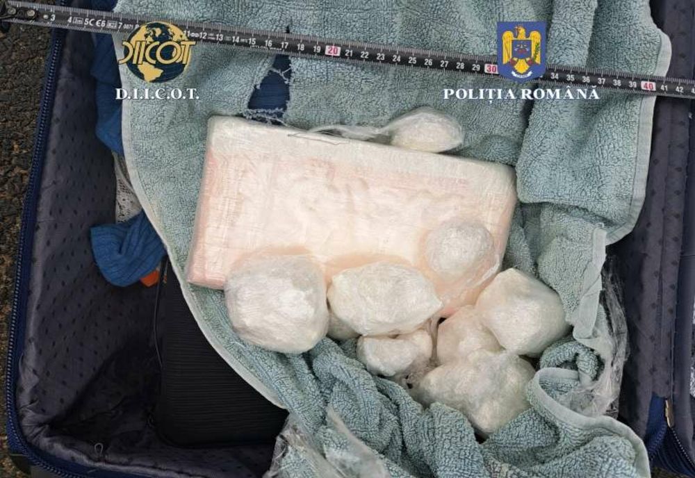 PERCHEZIŢII ÎNTR-UN DOSAR DE TRAFIC DE DROGURI; SUSPECŢII COMUNICAU ONLINE PE UN GRUP DENUMIT 'IARBĂ DULCE'