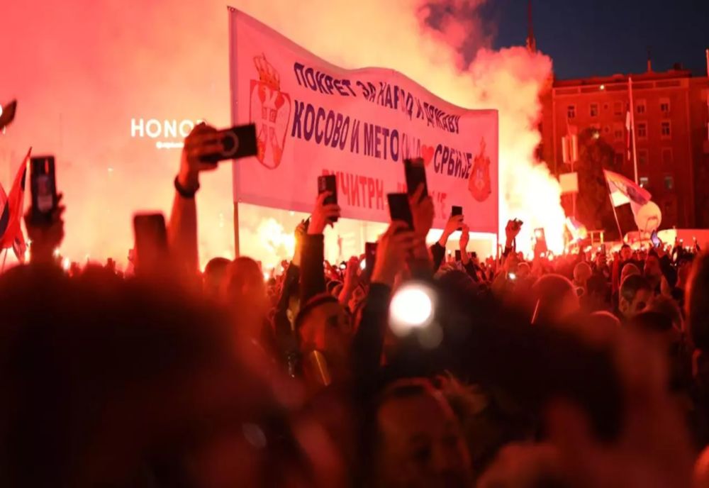 PROTESTE URIAȘE ÎN SERBIA: STUDENȚII AU BLOCAT RADIO-TELEVIZUNEA NAȚIONALĂ - VIDEO