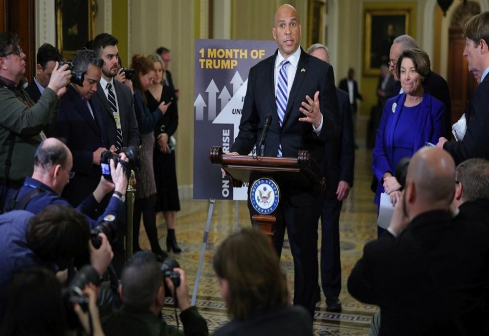 SUA: DEMOCRATUL CORY BOOKER A STABILIT RECORDUL PENTRU CEL MAI LUNG DISCURS SUSȚINUT VREODATĂ ÎN SENAT