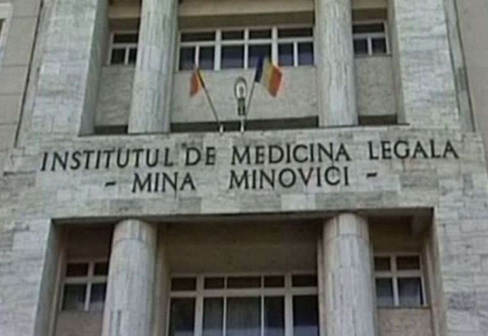 CINCI MEMBRI DIN INSTITUTUL DE MEDICINĂ LEGALĂ, URMĂRIŢI PENAL ÎN CAZUL MEDICULUI CARE A UITAT O COMPRESĂ ÎN ABDOMENUL UNEI PACIENTE DECEDATE